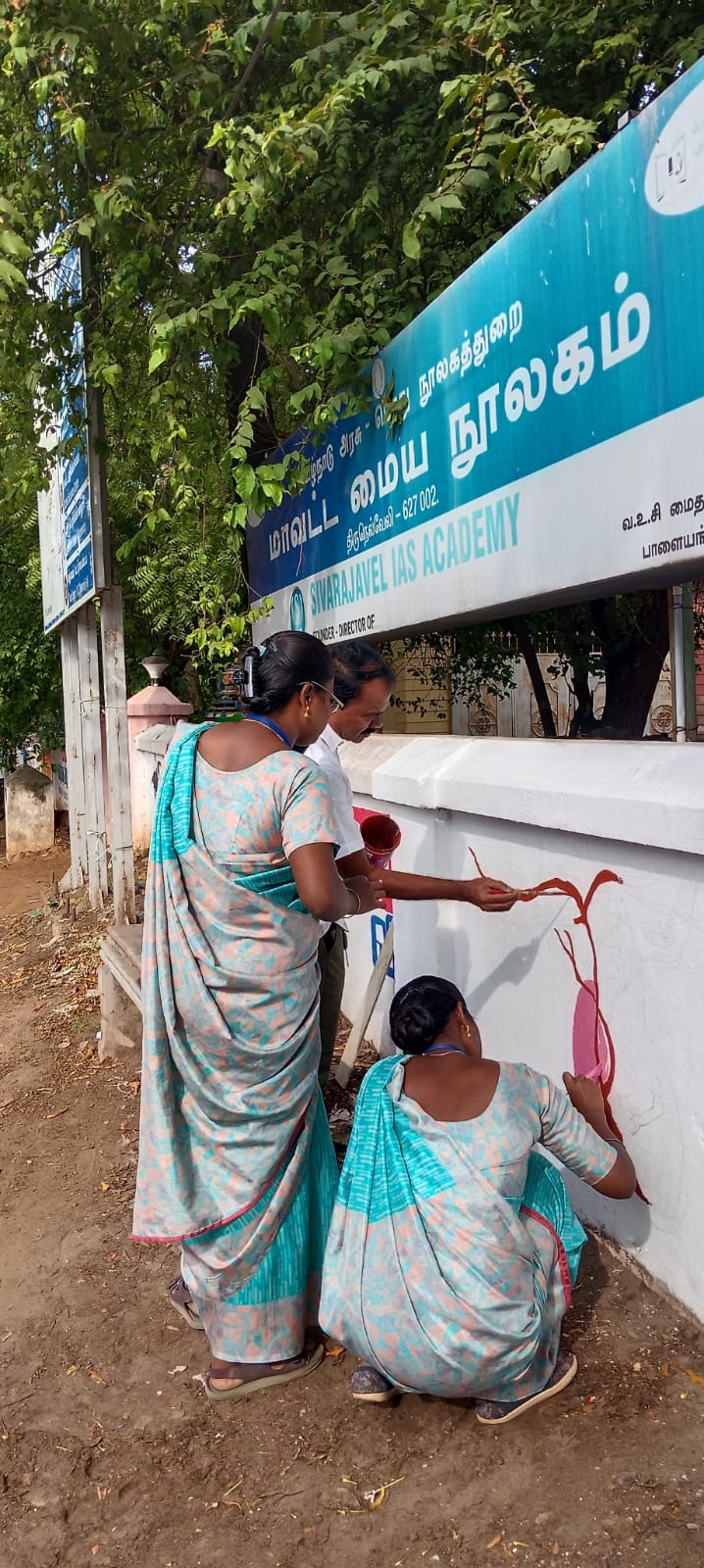 சுவர் ஓவியம் கல்லூரி மாணவிகள்