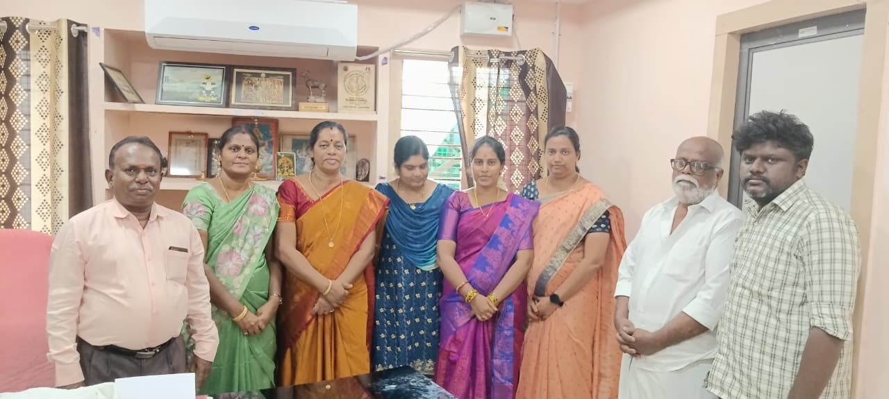 மாவட்ட மைய 2, ம் நிலை நூலகர் திருமதி சி. மகாலட்சுமி பதவி உயர்வு பெற்று ஆய்வாளர் பதவி ஏற்பு நிகழச்சி அலுவலக பணியாளர்களுடன் இனிய தருணம்
