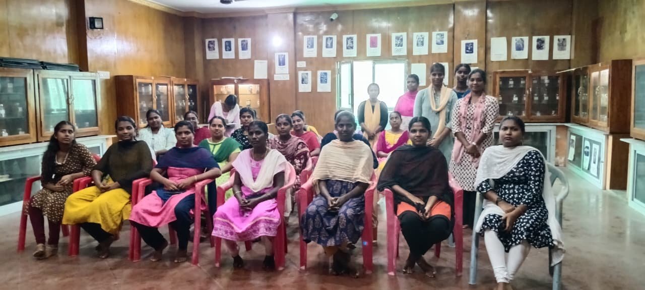 போட்டித் தேர்வு மாணவிகளுடன் தன்னம்பிக்கை பயிற்சி
