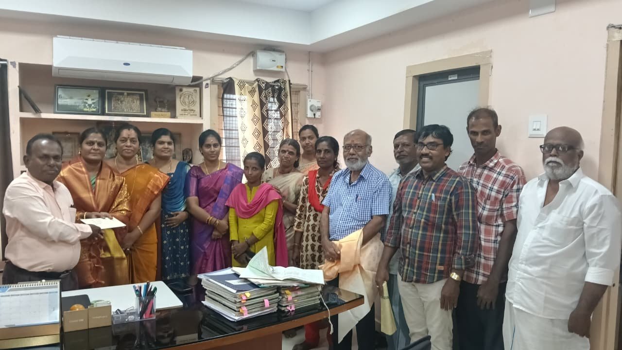 மாவட்ட நூலக அலுவலக பணியாளர்கள் மற்றும் மாவட்ட மைய நூலக பணியாளர்களுடன் புதிய ஆய்வாளர்