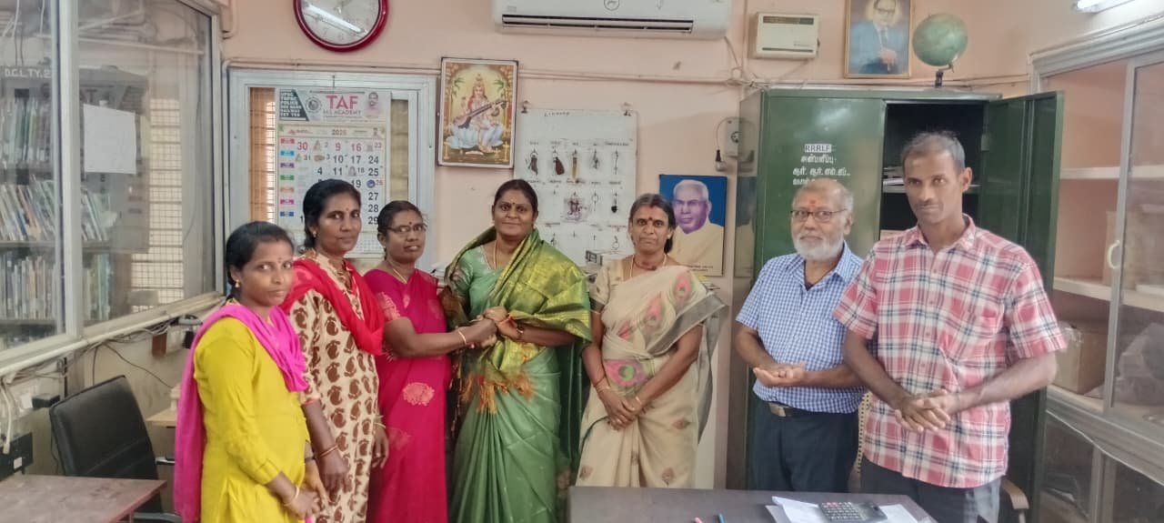 மாவட்ட மைய நூலக பணியாளர்கள் புதிய ஆய்வாளர் அவர்களுக்கு பொன்னாடை அணிவித்த இனிய தருணம்