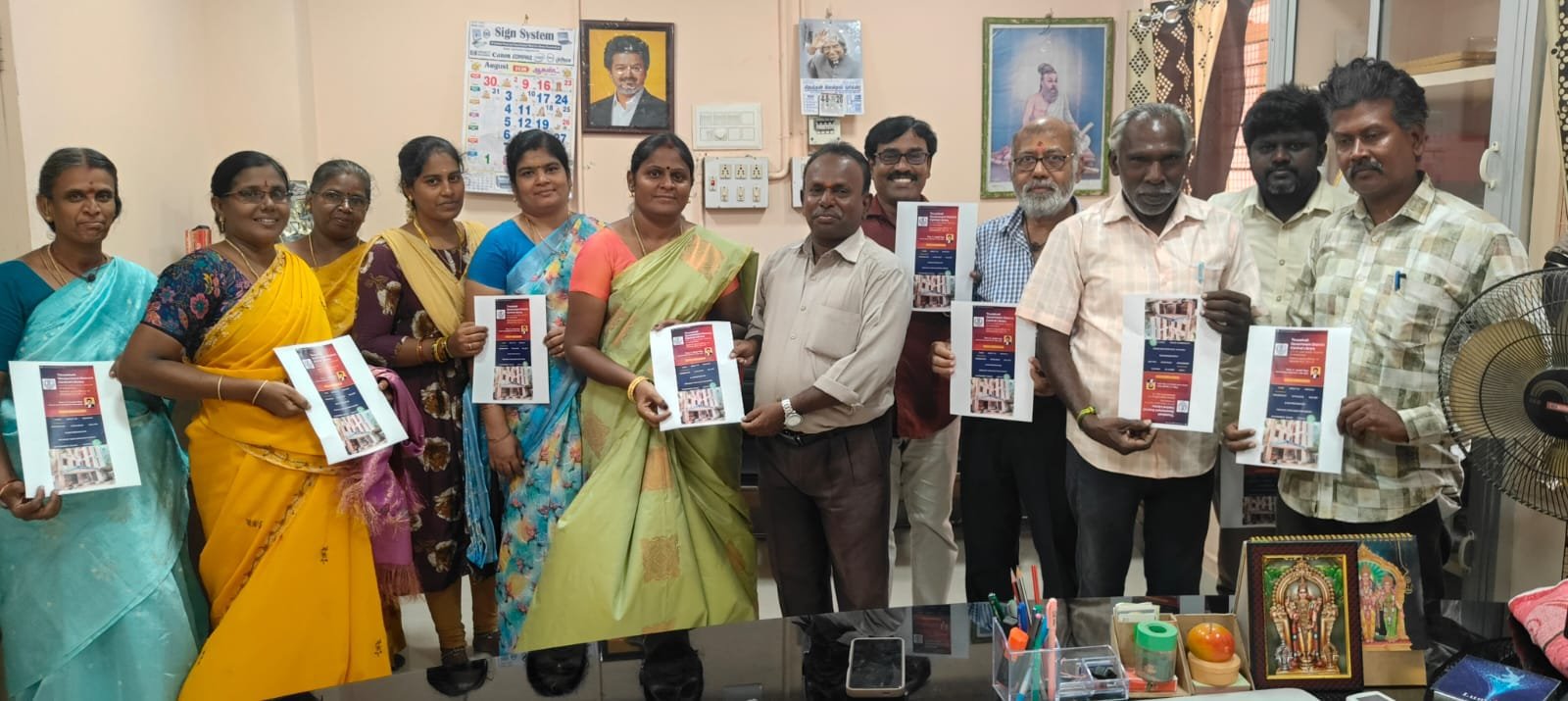 திருநெல்வேலி மாவட்ட நூலக ஆணைக்குழு மாவட்ட மைய நூலகத்தின் அதிகாரப்பூர்வ இணையதளம் இன்று 04.08.2026 பொதுமக்கள் பயன்பாட்டிற்காக தொடங்கப்பட்டது. இந்நிகழ்வில் அலுவலகப் பணியாளர்கள் மற்றும் நூலகர்கள் கலந்து கொண்டு மகிழ்ச்சியுடன் பார்வையிட்டனர்.
